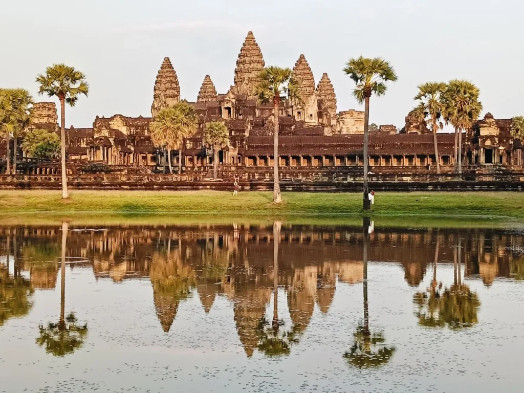 Guía local de Angkor Cantinflas explicando los bajorrelieves del templo Angkor Wat a un grupo de turistas